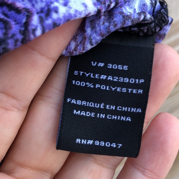 Like new!- LAURA PETITES Ruffle Front Pleated Short Sleeve Blouse - Picture 5 of 6